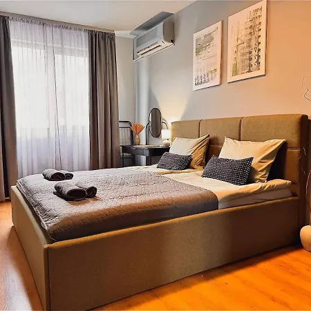 Heart Of City, Steps To Apartament